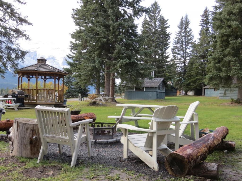 Rundle Chalets Канмор Экстерьер фото