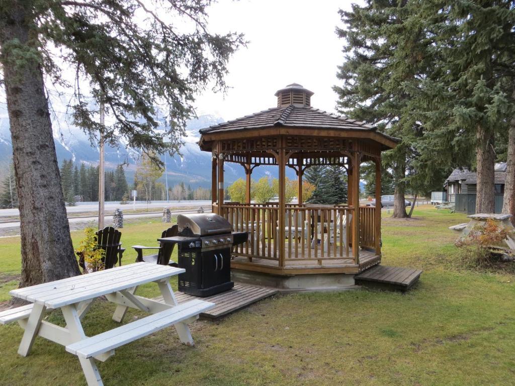 Rundle Chalets Канмор Экстерьер фото