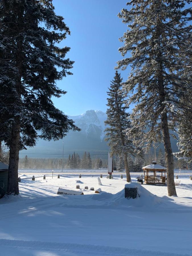 Rundle Chalets Канмор Экстерьер фото